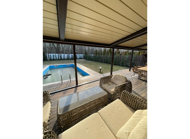 Oxford Apartments, Romanya