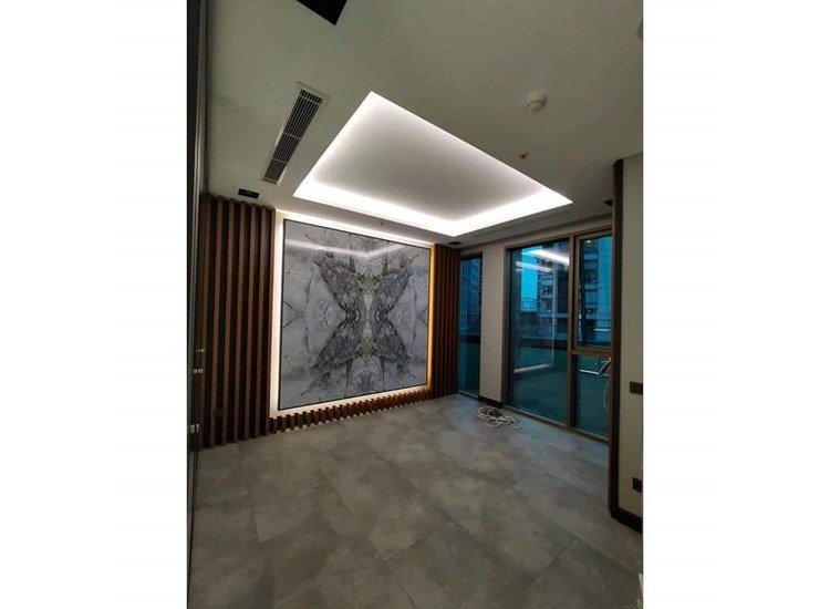 Oxford Apartments, Romanya