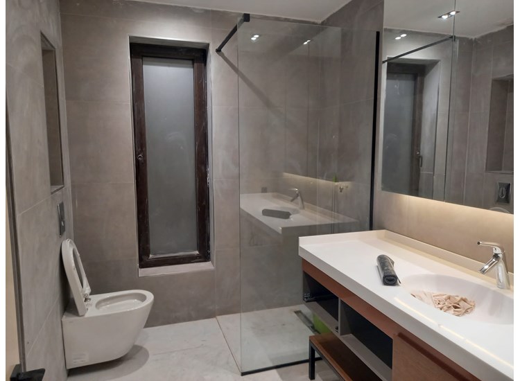 Oxford Apartments, Romanya